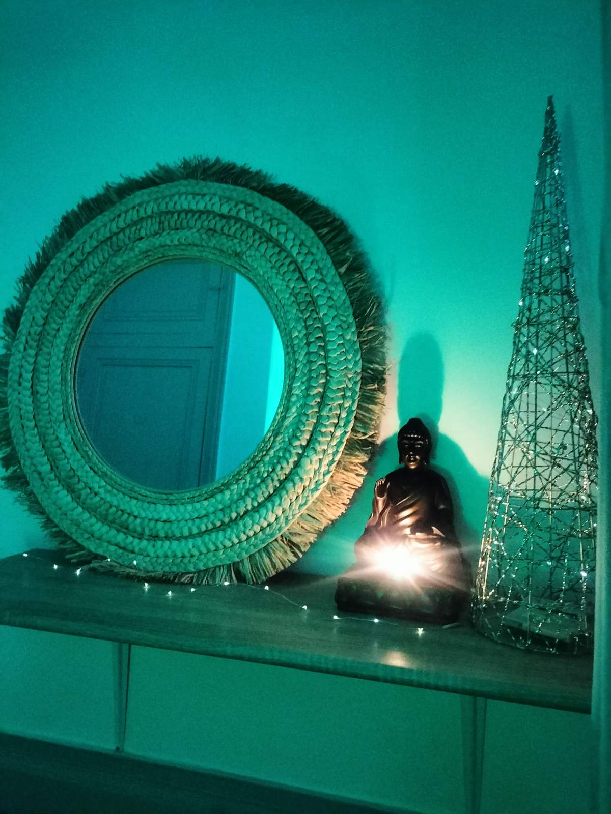 Le miroir rond de l'institut et son reflet vert d'eau